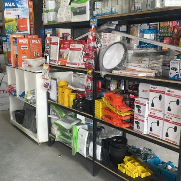 Prateleiras com material elétrico e utilidades na Diogo Construções